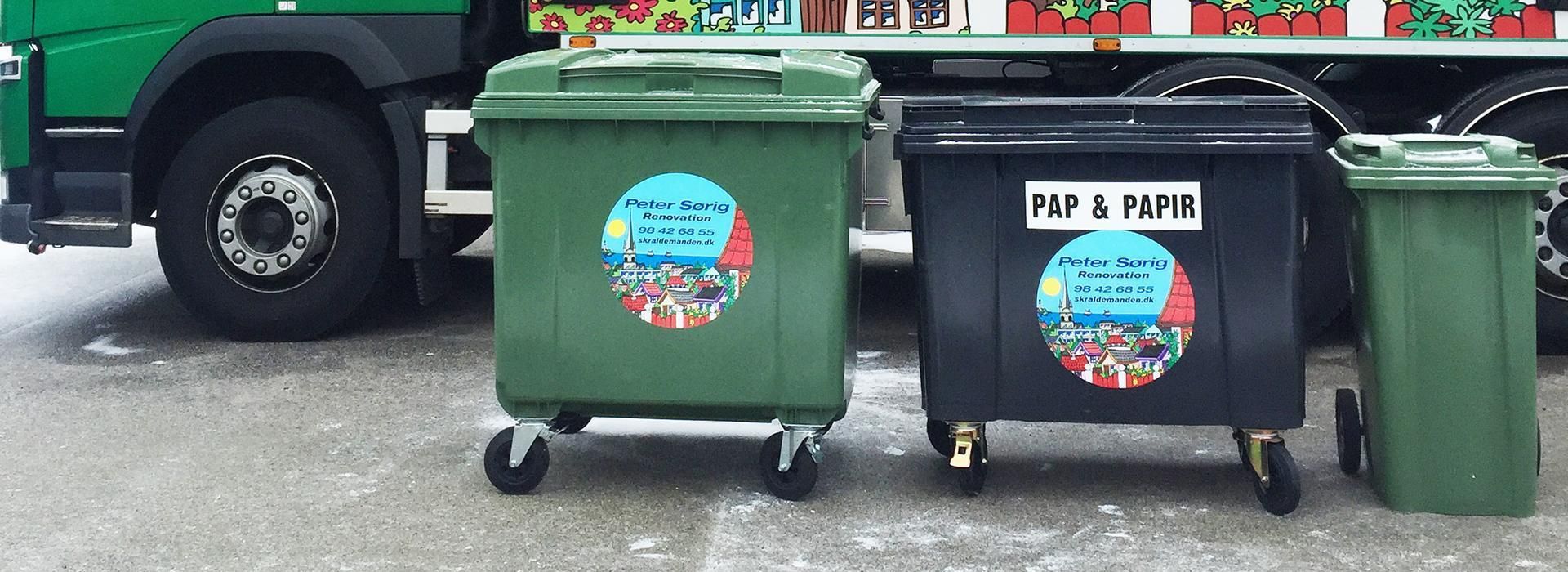 Grøn og sort container samt en mindre grøn skraldespand foran renovationsbilen